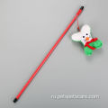 Снеговик с снеговиком в стиле Рождества играет на игрушку для кошек
